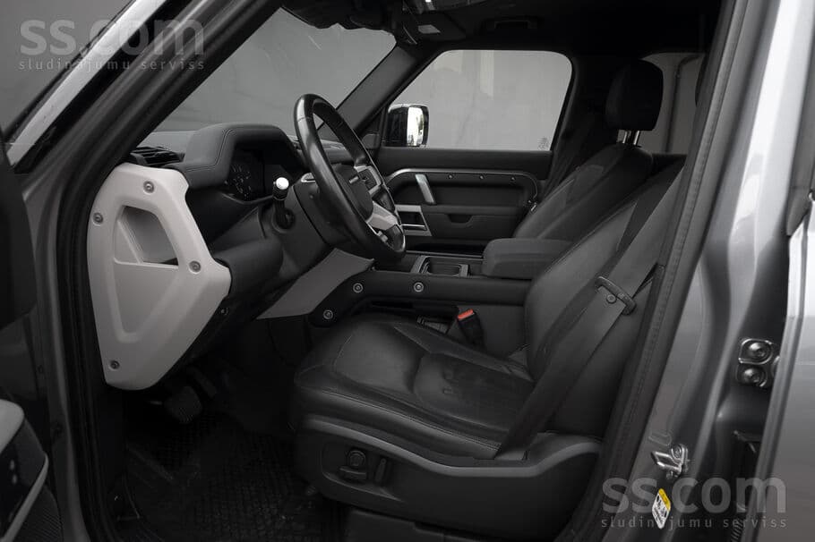 Land Rover Defender (2021) — 16/20