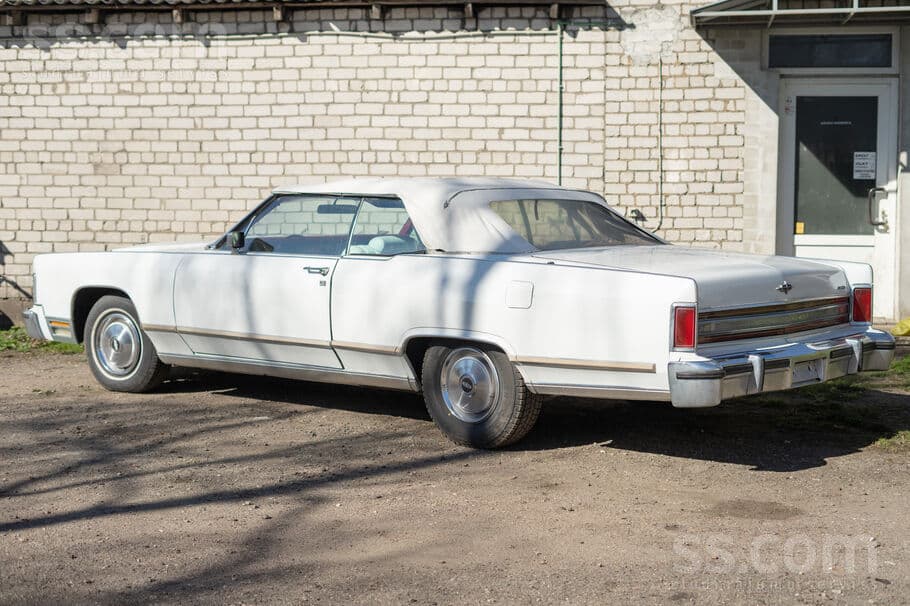 Lincoln Town Car (1979) — 2/16