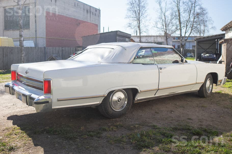 Lincoln Town Car (1979) — 3/16
