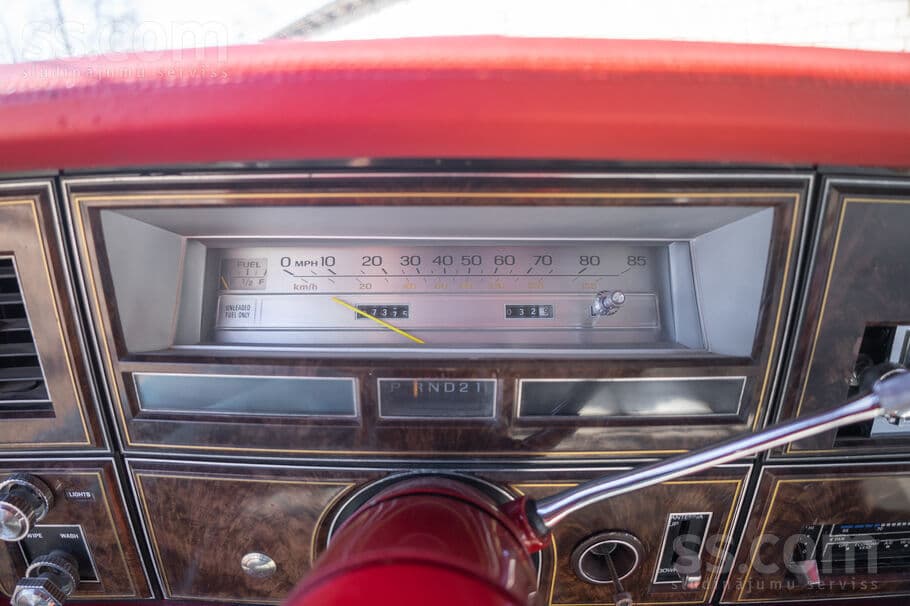 Lincoln Town Car (1979) — 9/16