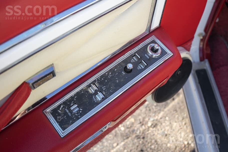Lincoln Town Car (1979) — 11/16