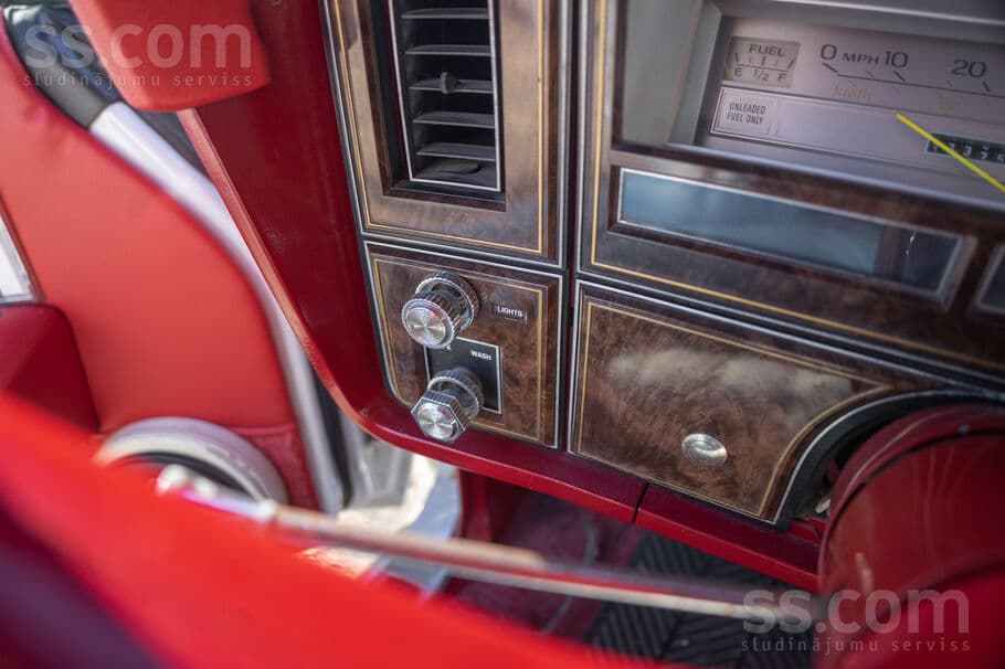 Lincoln Town Car (1979) — 13/16