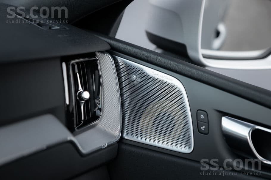 Volvo XC 60 (2018) — 20/20