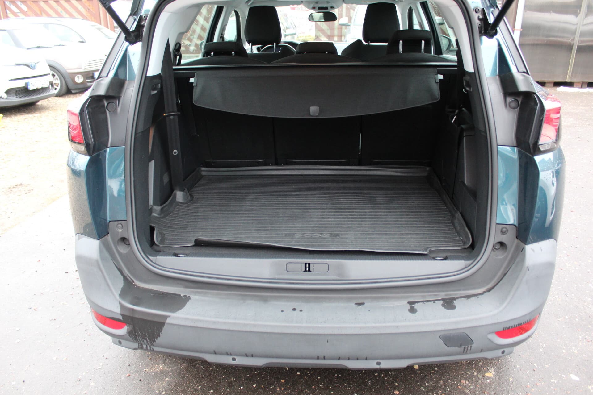 Peugeot 5008 (2018) — 5/16